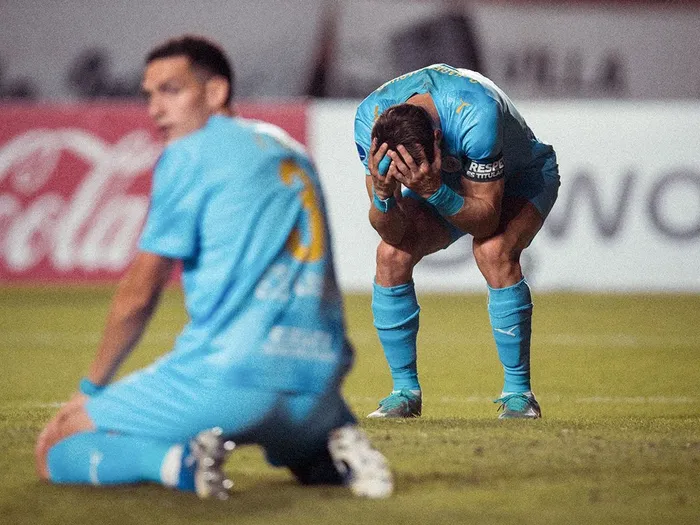 Kevin Silva y Gary Kagelmacher, de Montevideo City Torque, el 29 de abril, por la fase de grupos de la Copa Sudamericana contra Deportivo Riestra, en el estadio Pedro Bidegain. Foto: Montevideo City Torque