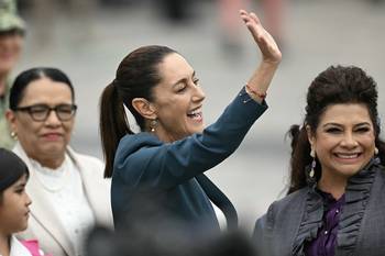 Claudia Sheinbaum, al final de la ceremonia para conmemorar el Día Internacional de la Destrucción de Armas de Fuego, el 9 de julio, en el complejo de la Basílica de Guadalupe, en Ciudad de México. · Foto: Yuri Cortez, AFP