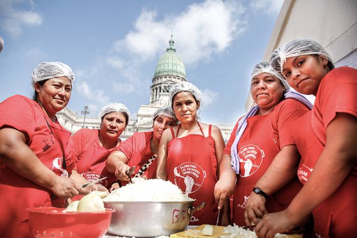 Cocineras de La Poderosa en una protesta en la plaza del Congreso argentino. Foto: Cortesía de La Poderosa