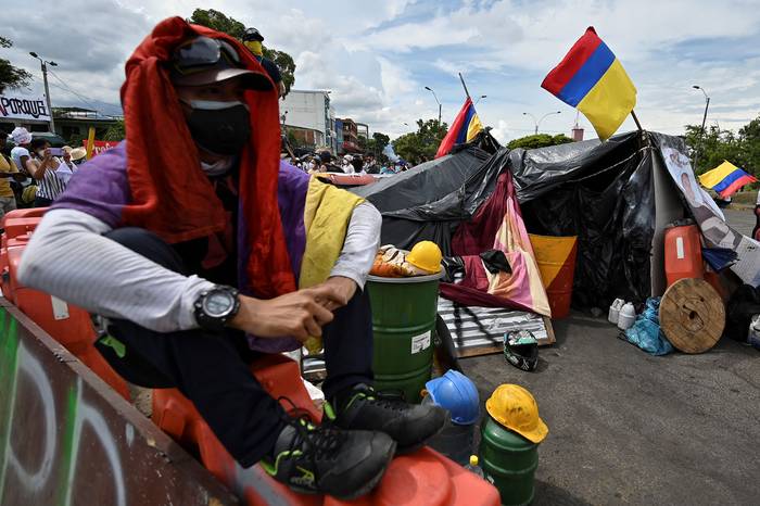 Barricada en el marco de las protestas contra el gobierno, el 8 de mayo, en Cali, Colombia.
 · Foto: Luis Robaya, AFP