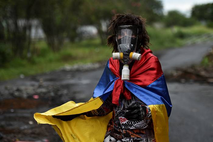 Manifestante por la carretera Panamericana que está bloqueada para protestar contra el gobierno, entre Buga y Cali, en el departamento del Valle del Cauca, el 26 de mayo, en Colombia. · Foto: Luis Robayo, AFP