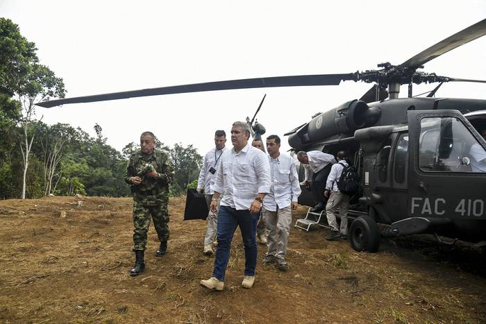 Iván Duque (C), en una plantación de coca en Catatumbo, sur de Colombia (archivo, agosto de 2019). Foto: Presidencia Colombiana, AFP)