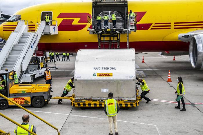 Personal del aeropuerto internacional El Dorado, descargan 117.000 dosis de vacunas entregadas a través del mecanismo Covax, el 1 de marzo, en Bogotá. · Foto: Presidencia colombiana