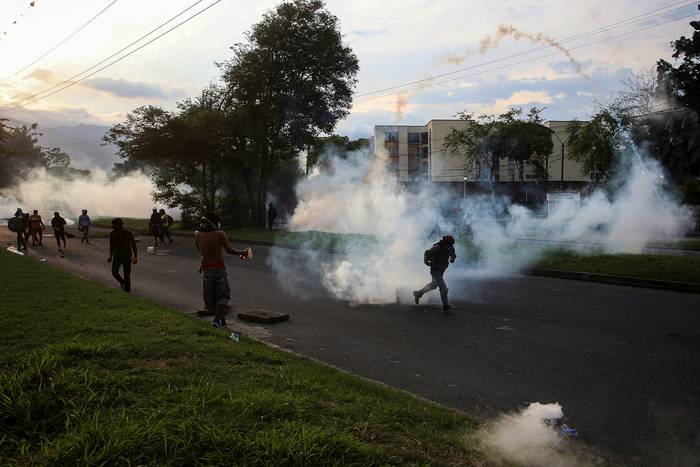 Enfrentamientos en Cali, Colombia (archivo, junio de 2017). · Foto: Paola Mafla, AFP