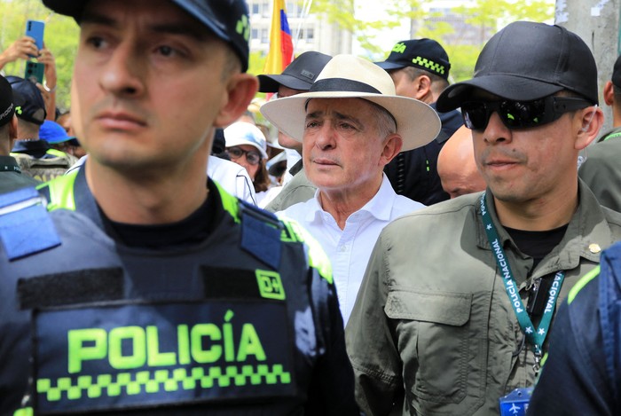 Álvaro Uribe participa en la Marcha del Silencio por el senador Miguel Uribe Turbay, el 15 de junio de 2025, en Medellín, Colombia. · Foto: Jaime Saldarriaga, AFP