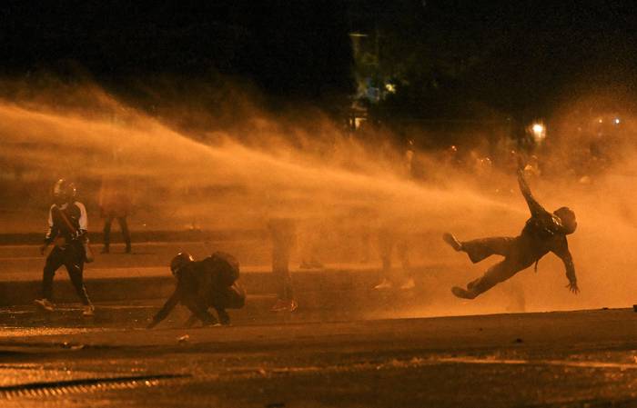 Enfrentamientos entre manifestantes y la policía antidisturbios, en medio de las protestas contra el gobierno, el 12 de junio de 2021, en Bogotá. · Foto: Juan Barreto, AFP