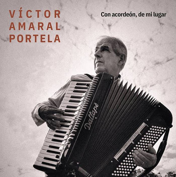 Foto principal del artículo 'De frac y alpargatas: Con acordeón, de mi lugar, el último disco de Víctor Amaral Portela'