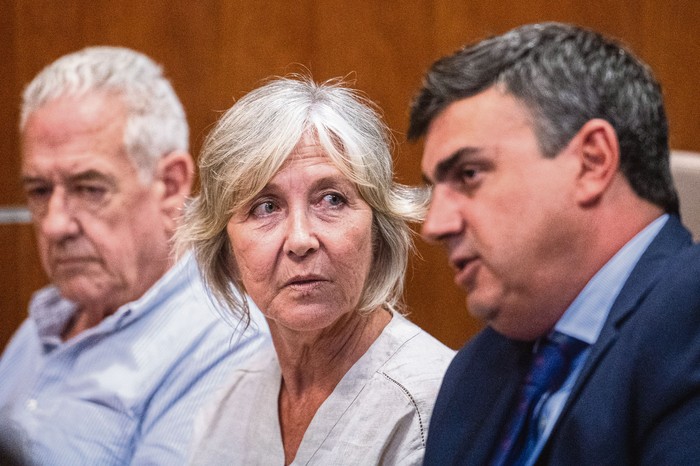 Pablo Carrasco, Ana Iewdiukow y Joaquín Toyos, el 4 de febrero, en el juzgado de Juan Carlos Gómez. · Foto: Alessandro Maradei