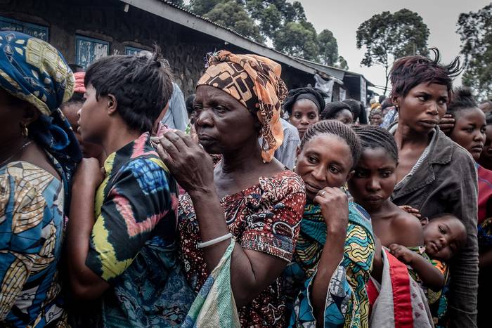 Residentes desplazados por la erupción volcánica del monte Nyiragongo, esperan registrarse para recibir ayuda, el 26 de mayo, en Goma, República Democrática del Congo. Foto: Guerchom Ndebo, AFP