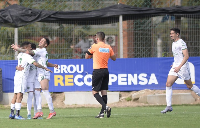 Alejandro Siles (I) de La Luz, festeja su gol ante Fénix, el 31 de agosto, en el Parque Palermo, en Montevideo. · Foto: Alessandro Maradei