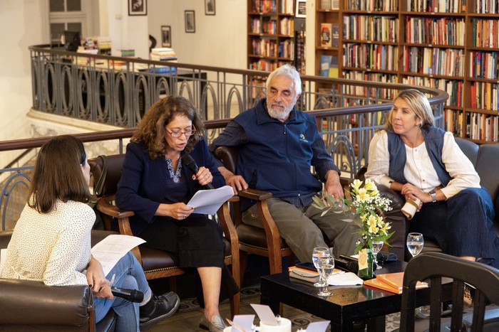 Lucía Pardo, Claudia Brovetto, Mateo Méndez y Zelmira May, el 17 de octubre en la librería Más Puro Verso. · Foto: Bruno Bolognini