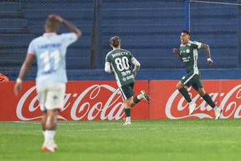Hebert Vergara, de Plaza Colonia, tras convertir su gol, el 11 de setiembre, en el Gran Parque Central. · Foto: Gianni Schiaffarino