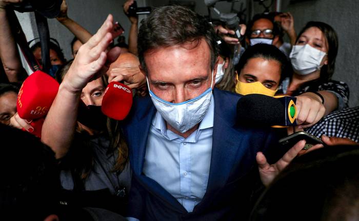 Marcelo Crivella (c), alcalde de Río de Janeiro, en una comisaría para luego dirigirse al Instituto Médico Legal, el 22 de diciembre, luego de su arresto en Río de Janeiro (Brasil).  · Foto: Fabio Motta, EFE