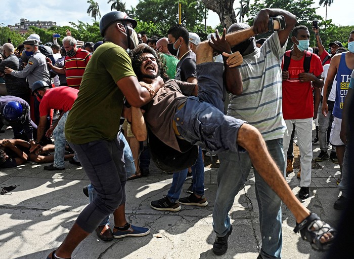 Un hombre es arrestado durante una las manifestaciones del 11 de julio, en la Habana.  · Foto: Yamil Lage, AFP