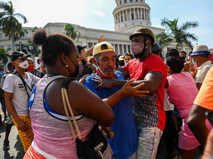 Un hombre es arrestado en la manifestación contra el gobierno de Miguel Díaz-Canel, el 11 de julio, en La Habana. · Foto: Yamil Lage, AFP
