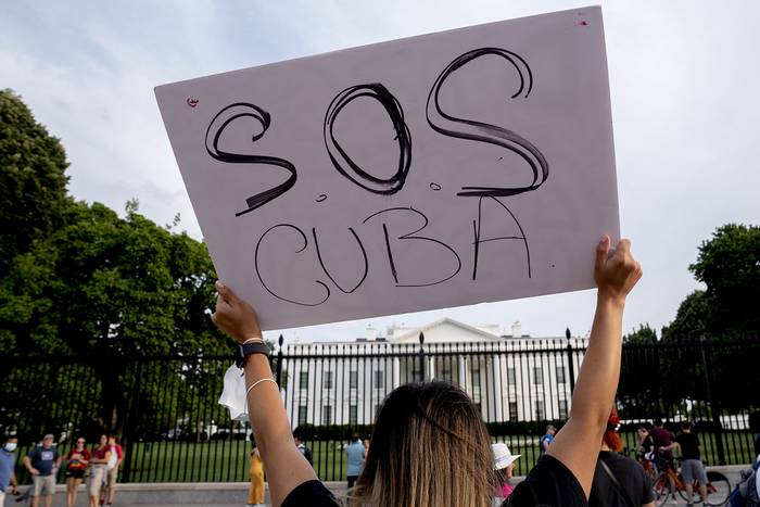 Manifestante en solidaridad con las protestas en Cuba frente a la Casa Blanca, el 18 de julio de 2021, en Washington. Foto: Stefani Reynolds, Getty Images, AFP