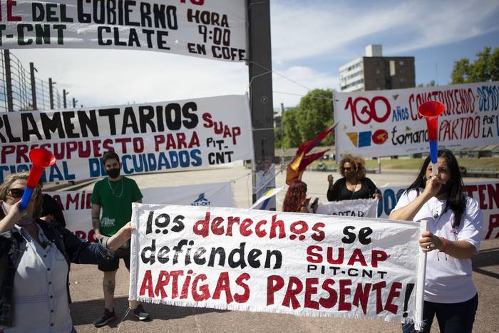 Manifestación  del Sindicato Único de Asistentes Personales, frente al Palacio Legislativo (archivo, noviembre de 2020). · Foto: Ernesto Ryan