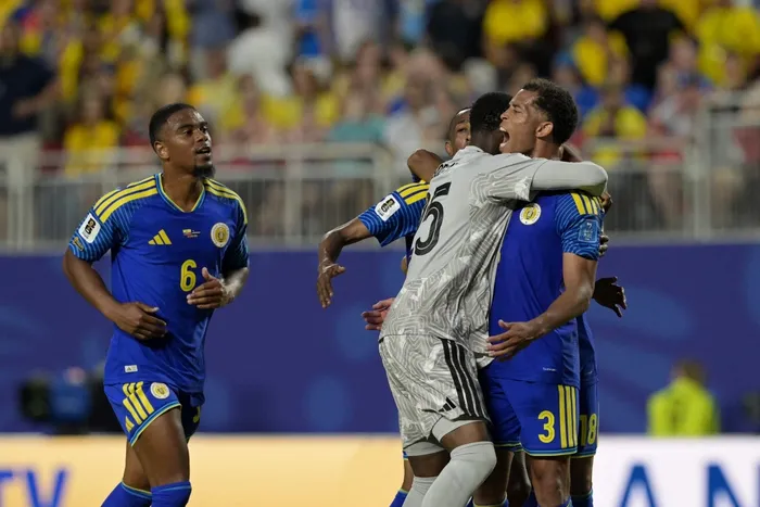 Tyrick Bodak celebra con Jurien Gaari el partido de cierre del grupo E entre Curazao y Ecuador en el Kansas City Stadium, 20 de junio de 2026. Foto: Juan Mabromata, AFP
