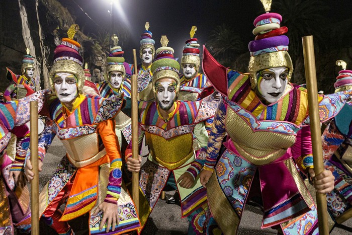 Curtidores de hongos, durante el Desfile inaugural del Carnaval 2022, en el Paseo de las Canteras del Parque Rodó. · Foto: Natalia Rovira