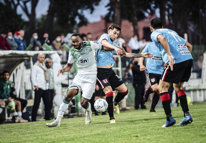 Leonai Souza, de Plaza Colonia, y Gonzalo Nápoli, de River Plate, en el Parque Prandi. · Foto: Daniel Alves