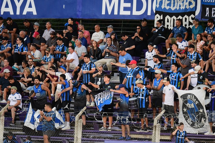 Hinchada de Liverpool, durante la primera fecha del torneo Apertura, el 6 de febrero, en el estadio Luis Franzini. · Foto: Dante Fernández, Agencia FocoUY