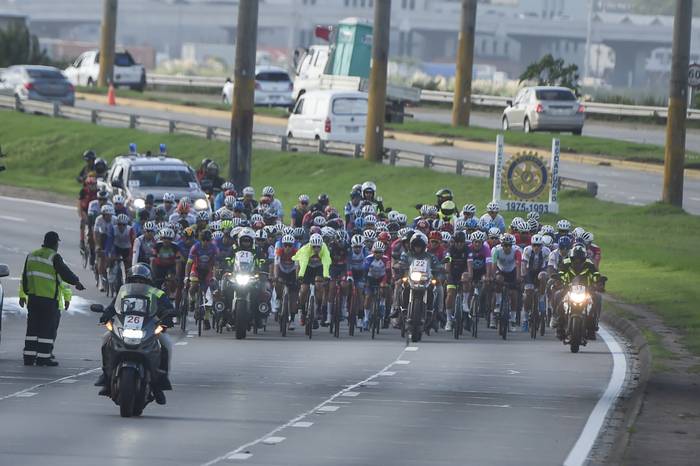 79ª Vuelta Ciclista del Uruguay, previo a su largada en la ruta 1, en Montevideo. · Foto: Dante Fernández