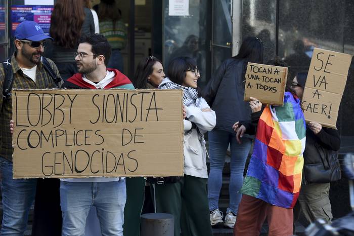 Manifestantes frente a la sede de Fiscalía en la calle Cerrito. · Foto: Dante Fernández
