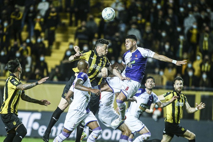 Carlos Rodríguez, de Peñarol y Gonzalo Vega, de Fénix, ayer, por la fecha 2 del Torneo Clausura, en el estadio Campeón del Siglo. · Foto: .