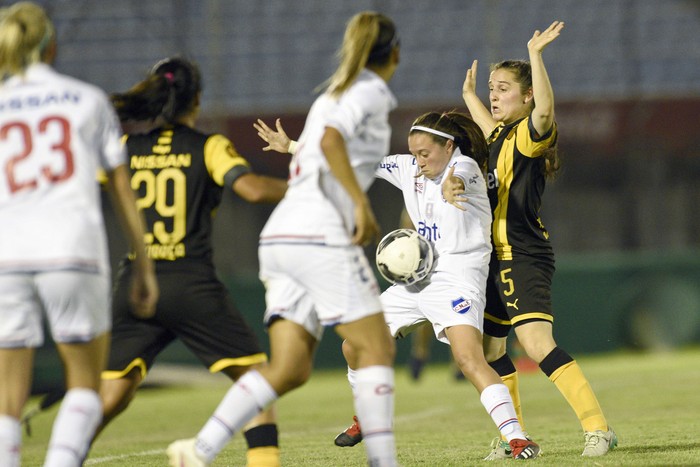 Sofía Ferrada, de Nacional y Agustina Arámbulo, de Peñarol, por la fecha 2 de la fase final del 25° Campeonato Uruguayo Femenino, en el Estadio Centenario (archivo, diciembre de 2020). · Foto: Fernando Morán