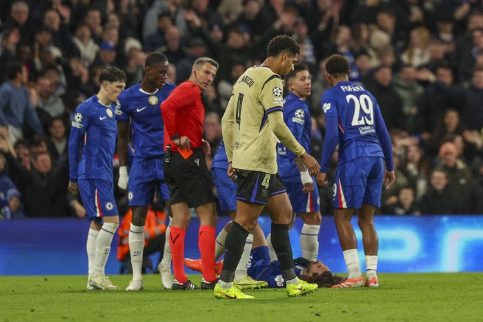 ​​Ronald Araújo se va expulsado durante el partido de la fase de liga de la UEFA Champions League entre el Chelsea y el Barcelona en Stamford Bridge, el 25 de noviembre. · Foto: Adrián Dennis / AFP