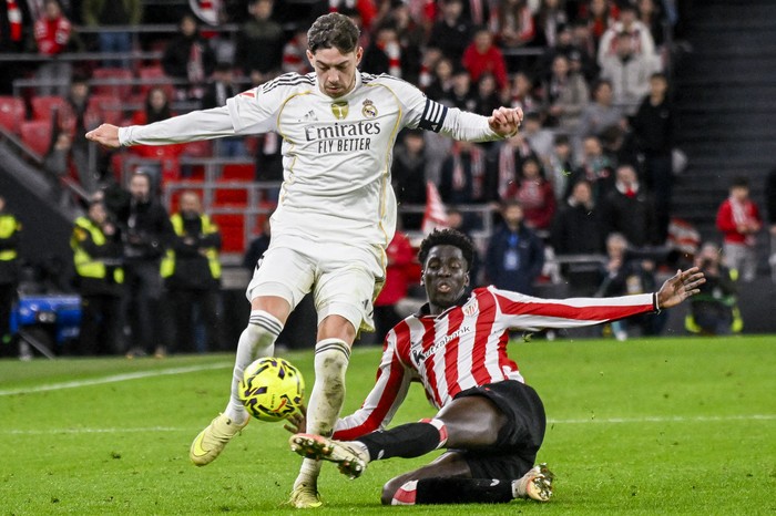 Federico Valverde del Real Madrid y Adama Boiro, del Athletic Club Bilbao, durante el partido de la liga española, el 3 de diciembre, en el estadio de San Mamés. · Foto: Ander Gillenea, AFP