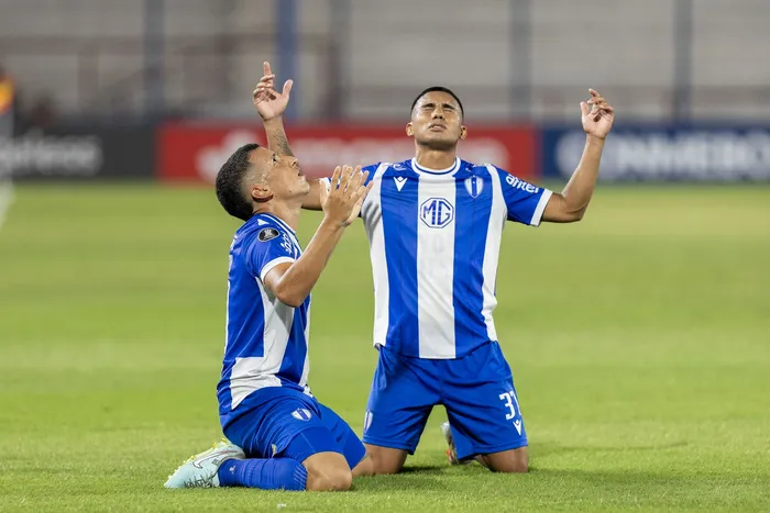Bruno Larregui y Ramiro Peralta de Juventud de Las Piedras, durante un partido frente a Independiente de Medellín, el 5 de marzo, en el Gran Parque Central. · Foto: Rodrigo Viera Amaral