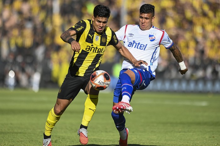 Matías Arezo, de Peñarol, y Julián Millán, de Nacional, el 23 de noviembre, en el Campeón del Siglo. · Foto: Alessandro Maradei