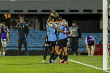 Jugadoras de Uruguay festejan el segundo gol ante Argentina, el 28 de octubre, en el estadio Centenario. · Foto: Rodrigo Viera Amaral