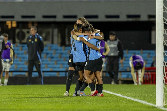 Jugadoras de Uruguay festejan el segundo gol ante Argentina, el 28 de octubre, en el Estadio Centenario. · Foto: Rodrigo Viera Amaral