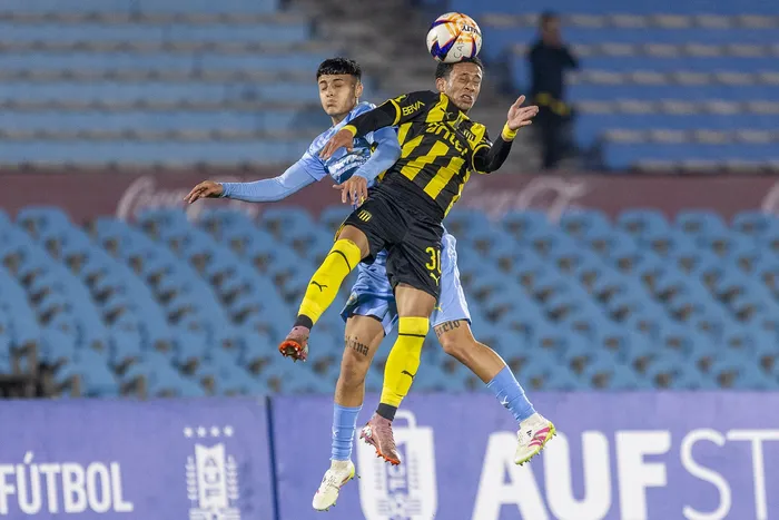 Santiago Zampieri, de Montevideo City Torque, y Stiven Muhlethaler, de Peñarol, el 26 de agosto, durante el encuentro disputado por Copa Uruguay. · Foto: Rodrigo Viera Amaral