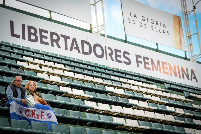 Hinchas de Nacional, el 5 de octubre, en el estadio Florencio Sola, en Buenos Aires. · Foto: Dayana Ravelo