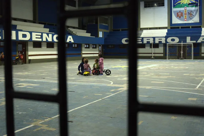 Las primeras familias evacuadas, el 18 de agosto, en el gimnasio municipal de Melo. · Foto: Matilde Marquisá Barreto