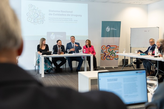 Valentina Perrotta, Gonzalo Civila, Yamandú Orsi y Susana Muñiz, el 28 de octubre, durante la presentación. · Foto: Presidencia de Uruguay