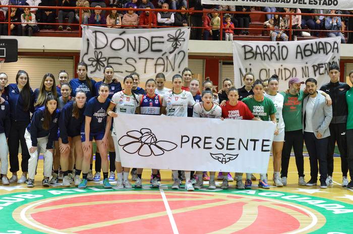Equipos de Aguada y Defensor Sporting femeninos, en el club Aguada (20.05.2023). · Foto: Sergio Terevinto