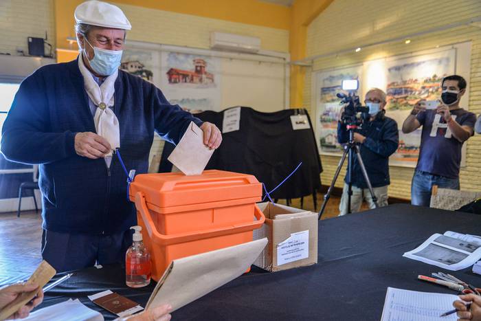 Enrique Antía, votó en la Liga de Fomento de Punta del Este, el 27 de marzo. · Foto: Natalia Ayala