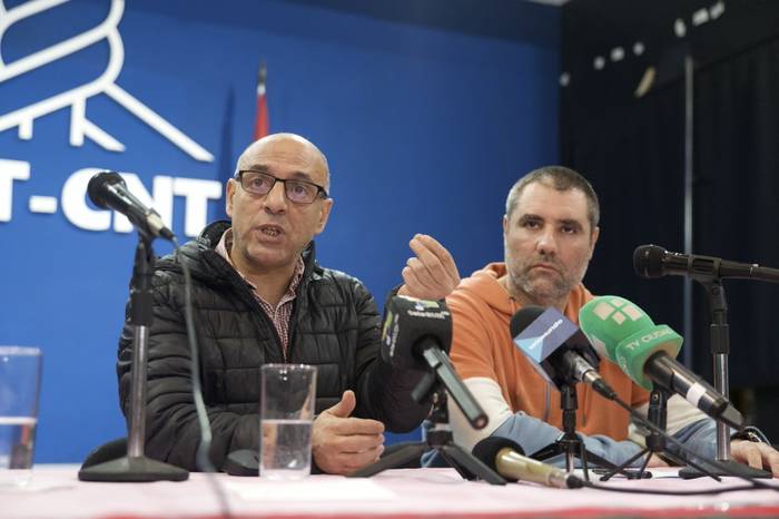 Marcelo Abdala y Gonzalo Castelgrande, durante la conferencia de prensa de AUTE en el PIT-CNT. · Foto: Mara Quintero