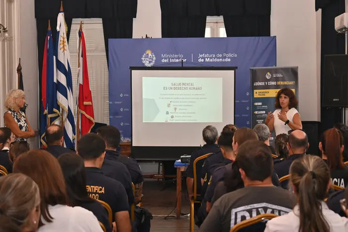 Charla sobre sensibilización y prevención del riesgo de suicidio en el ámbito policial, el 19 de febrero de 2026, en el Salón de Honor de la Jefatura de Policía de Maldonado. Foto: Ministerio del Interior