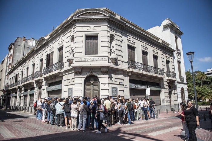 Público durante el Día del Patrimonio en la Ciudad Vieja de Montevideo, este sábado. · Foto: Diego Vila