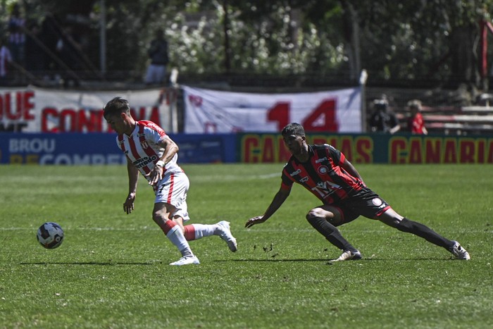 Joaquín Lavega, de River Plate, y Jorge Ayala, de Miramar Misiones, en el Parque Saroldi. · Foto: Mara Quintero