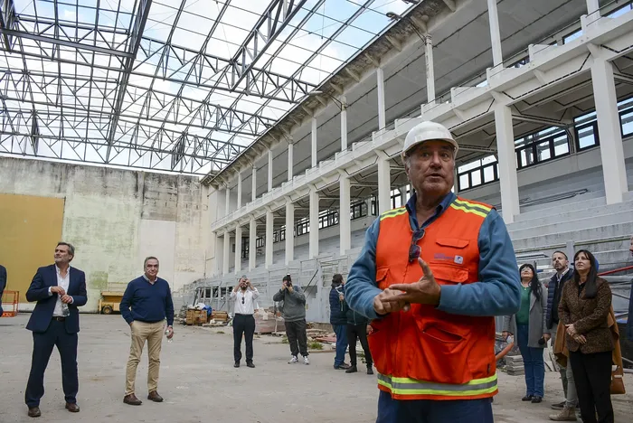 Walter Debenedetti durante la recorrida por el Frontón de Pelota Vasca, el lunes 27. · Foto: Intendencia de Colonia