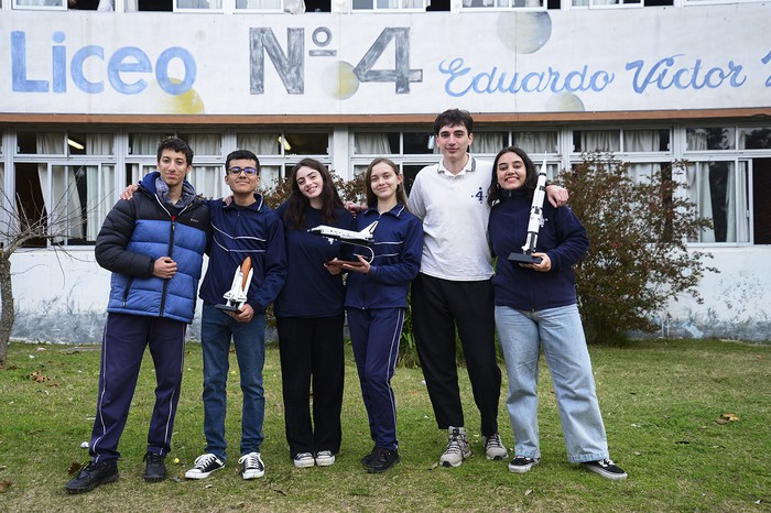 Ezequiel Hernández, Genaro Costa, Violeta Corporales, Alexia Ascheri, Felipe Nocetti y Malena Machado, en el Liceo 4 de Maldonado. · Foto: Natalia Ayala