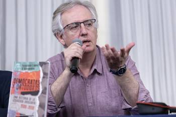 Fernando López D’Alesandro durante la presentación de su nuevo libro _Demócratas y ortodoxos. Una historia de la izquierda uruguaya. 1900-1990_. · Foto: Rodrigo Viera Amaral