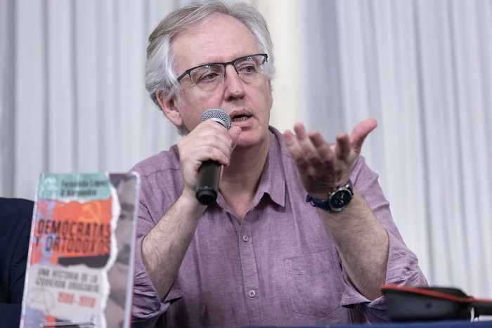 Fernando López D’Alesandro durante la presentación de su nuevo libro “Demócratas y ortodoxos. Una historia de la izquierda uruguaya. 1900-1990”. · Foto: Rodrigo Viera Amaral