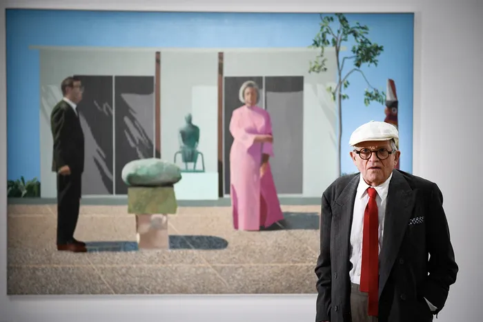 David Hockney junto a su cuadro "Fred y Marcia Weisman" en el Centro Pompidou de París (archivo, 2017). · Foto: Martin Bureau, AFP